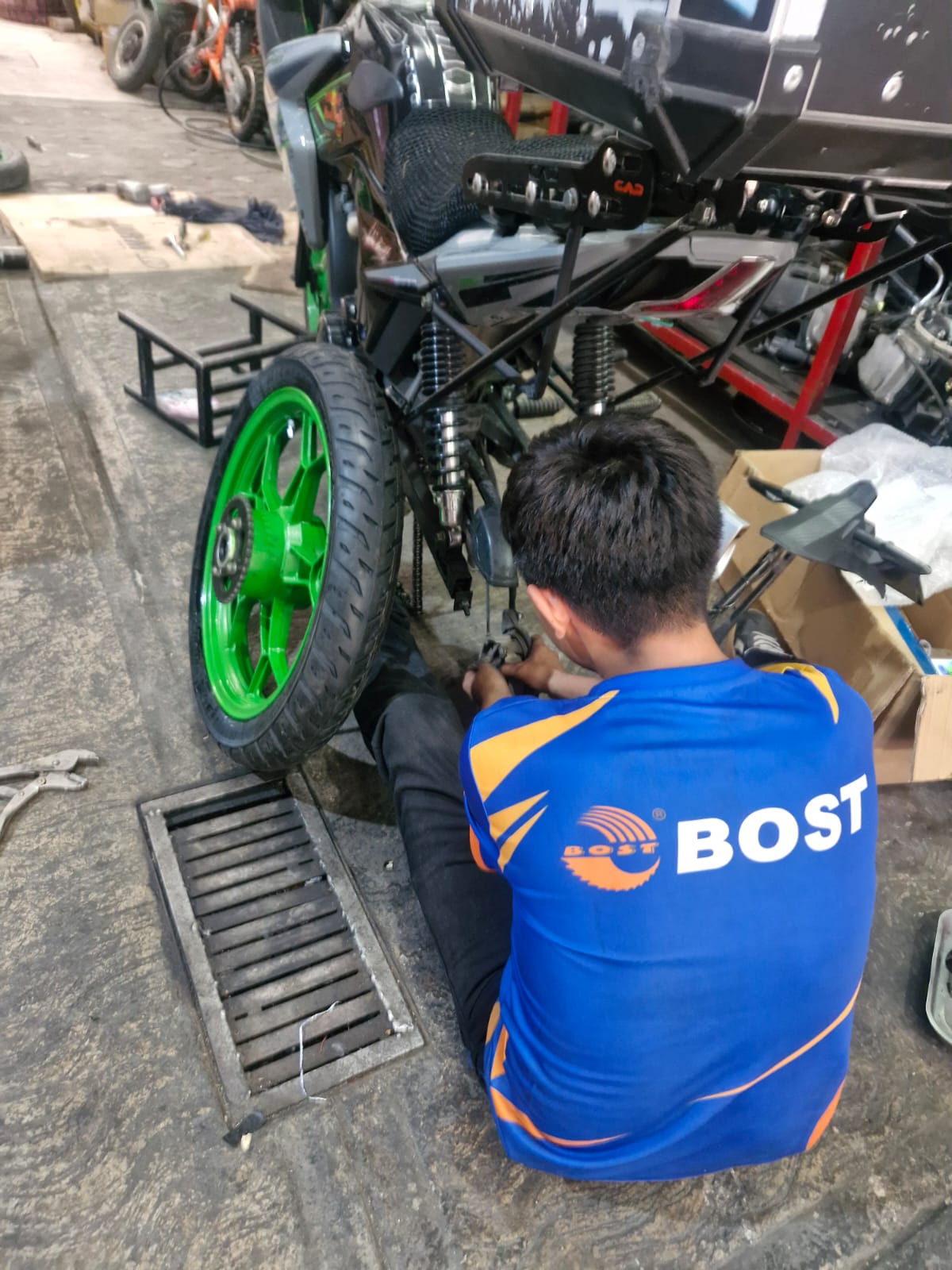 Mecánico reparando motocicleta en taller MCBROSS Temixco